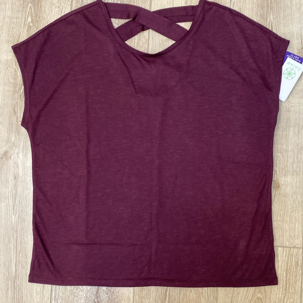 New with tag GAIAM athletic flow tank top cris cross back Size Med Wine Burgundy